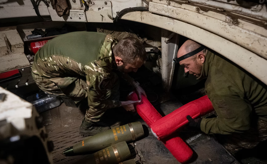 Binh sĩ Ukraine thuộc lữ đoàn tấn công riêng biệt số 92 nạp đạn vào pháo tự hành M109 gần thị trấn Vovchansk ngày 20/5.