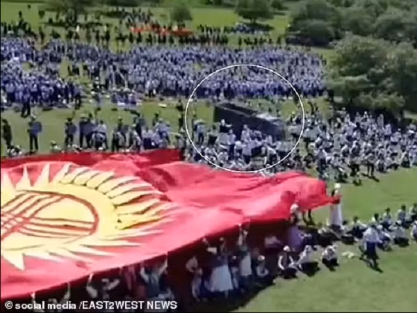 Hai hung hien truong vu xe tai lao vao dam dong tre em-Hinh-4