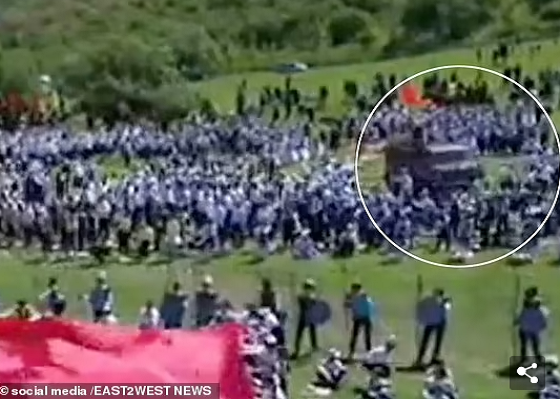 Hai hung hien truong vu xe tai lao vao dam dong tre em-Hinh-2