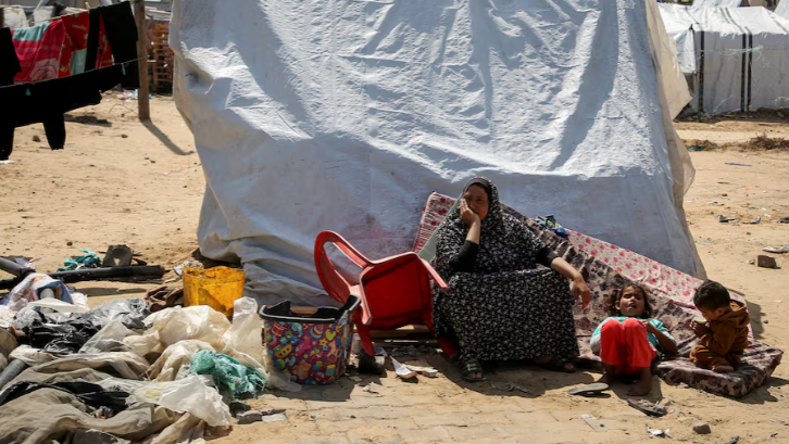 Người phụ nữ ngồi chờ sơ tán tại một khu trại ở thành phố Rafah.