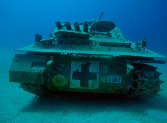 Xe cứu thương bọc thép FV104 Samaritan dưới đáy biển.