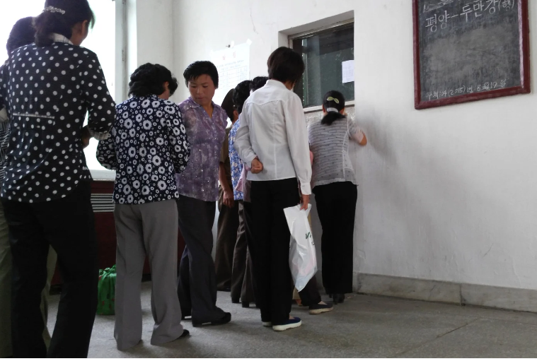 Cảnh người dân xếp hàng mua vé tàu ở ga Tumangang.