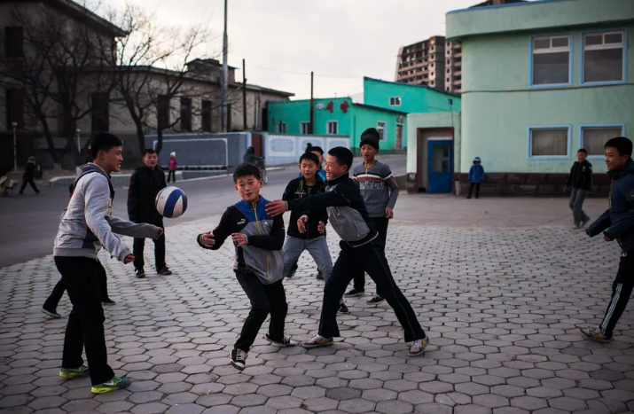Các em nhỏ chơi đùa cùng nhau.