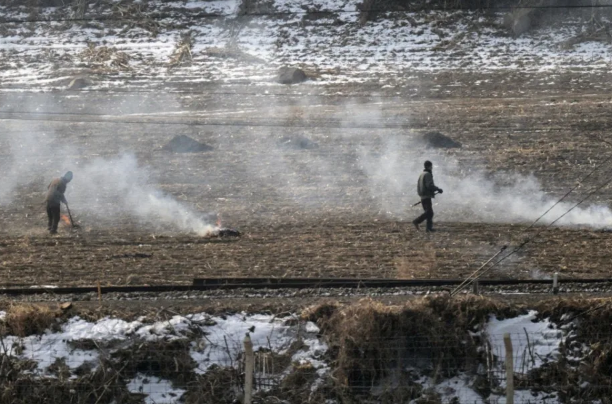 Người nông dân làm việc trên cánh đồng.
