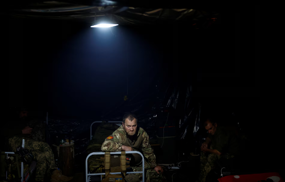 Quân nhân Ukraine thuộc Lữ đoàn cơ giới độc lập số 42 bên trong hầm tại một vị trí ở vùng Kharkov, ngày 16/5, trong lúc chờ thực hiện nhiệm vụ.