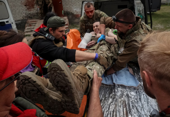 Nhân viên y tế điều trị cho một binh sĩ Ukraine bị thương gần thị trấn Vovchansk ở vùng Kharkov, Ukraine, ngày 12/5.