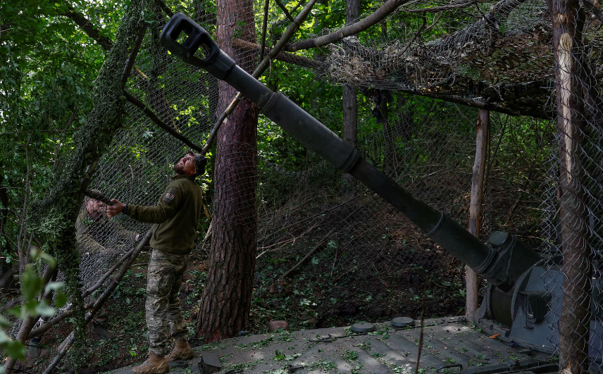 Binh sĩ Ukraine đặt lưới thép lên pháo tự hành 2S1 Gvozdika để bảo vệ nó khỏi máy bay không người lái của Nga tại vị trí tiền tuyến ở vùng Kharkov hôm 16/5.