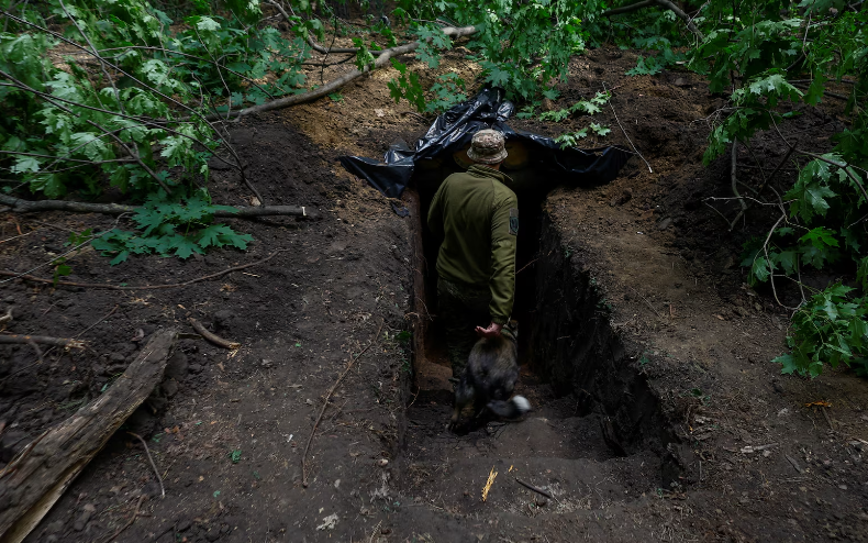 Quân nhân Ukraine xuống hầm được đào ở khu vực tiền tuyến của Vùng Kharkov ngày 16/5.