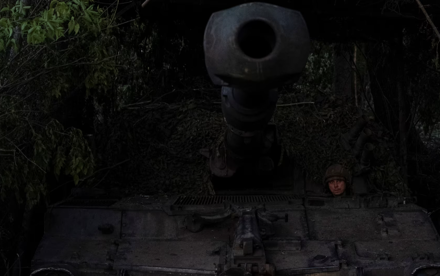 Quân nhân Ukraine vận hành pháo tự hành M109 gần thị trấn Vovchansk ở vùng Kharkov hôm 19/5.