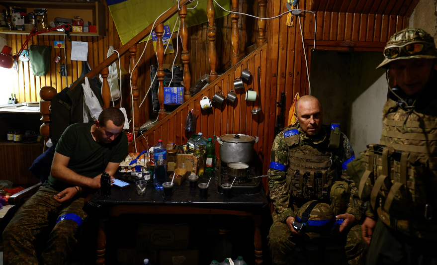 Trong ảnh, các binh sĩ Ukraine tranh thủ nghỉ ngơi sau cuộc giao tranh với Quân đội Nga tại khu vực tiền tuyến ở Vùng Kharkov ngày 21/5.