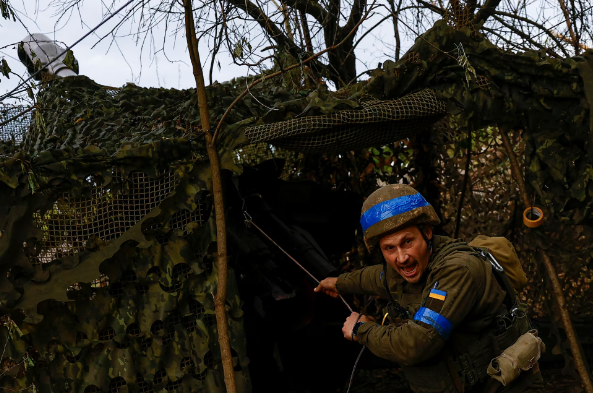 Trong ảnh, Ivan Liashko, thành viên của Lữ đoàn tác chiến số 13 'Khartiia' thuộc Lực lượng Vệ binh Quốc gia Ukraine và cũng là chỉ huy đội pháo D-20, khai hỏa về phía Quân đội Nga, tại tiền tuyến ở Vùng Kharkovv, Ukraine, ngày 21/5.