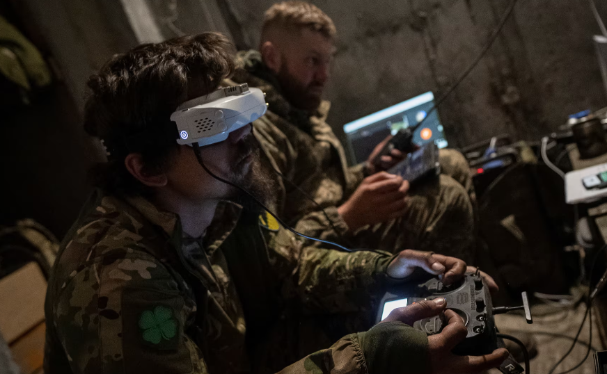 Quân nhân Ukraine thuộc tiểu đoàn máy bay không người lái tấn công Achilles, lữ đoàn 92, điều khiển máy bay không người lái ở vị trí tiền tuyến gần biên giới với Nga ở vùng Kharkov ngày 15/5.