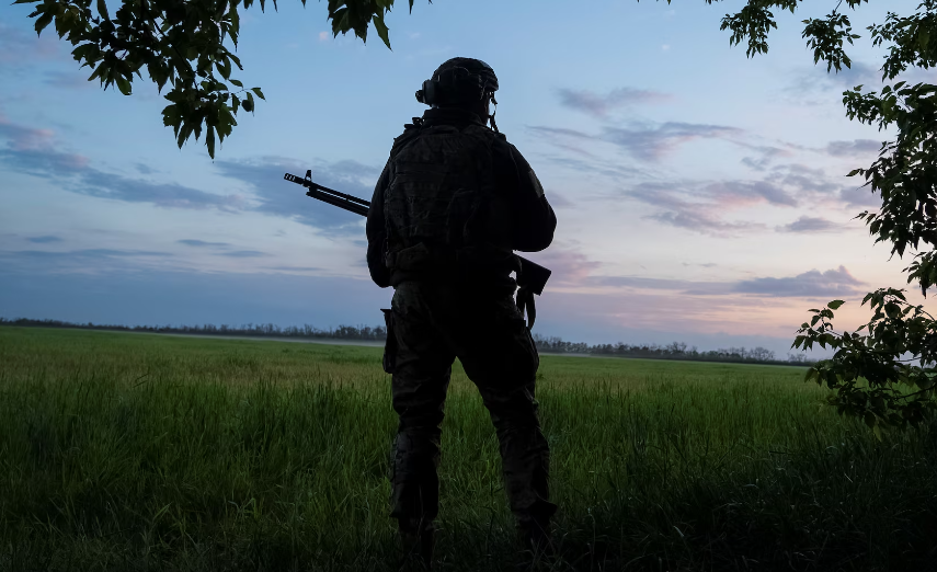 Hôm 26/5, Quân đội Ukraine cho biết Nga đã tiến hành 8 cuộc tấn công vào Kharkov trong ngày qua nhưng Quân đội Ukraine đã đẩy lùi một số cuộc tấn công. Ảnh: Binh sĩ Ukraine thuộc lữ đoàn tấn công riêng biệt số 92 đứng gác tại khu vực gần thị trấn Vovchansk ngày 19/5.