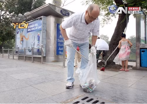 Doanh nhân người Nhật nhặt rác ở khu vực Hồ Gươm.