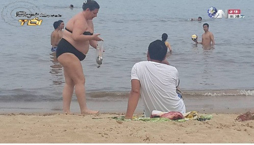 Một phụ nữ nước ngoài nhặt rác ở bãi biển Đồ Sơn (Hải Phòng).