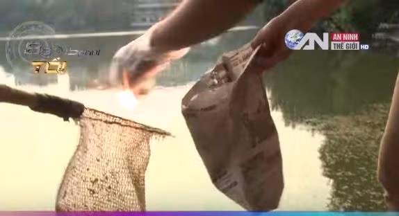 Các bạn trẻ nhặt rác ở Hồ Gươm.