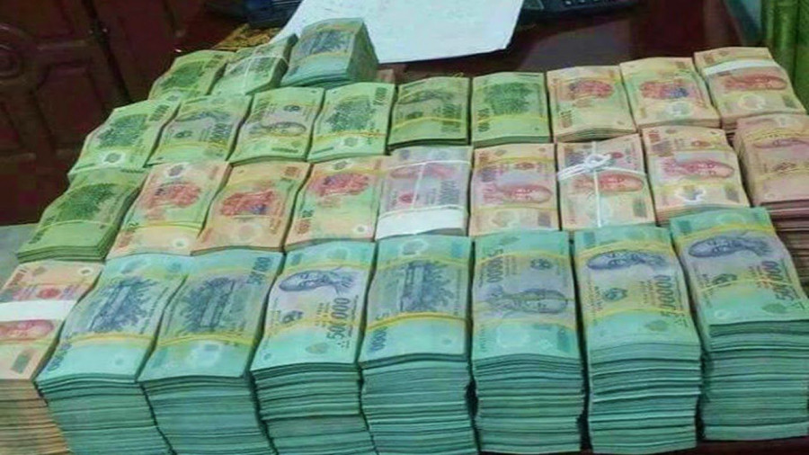 Bo 3 con giap chuan bi ru nhau mua xe cho tien, cua cai xep thanh nui