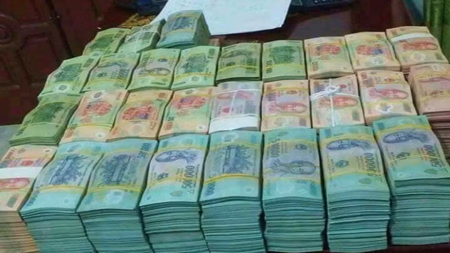 Bo 3 con giap chuan bi ru nhau mua xe cho tien, cua cai xep thanh nui