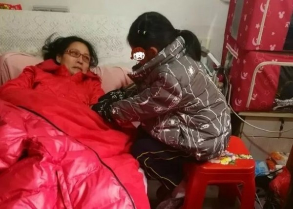 Phia sau cau chuyen be gai 7 tuoi quy xuong cau xin 