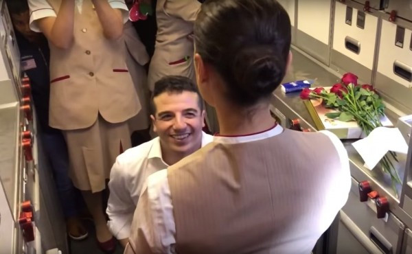 Dang phuc vu, nu tiep vien 