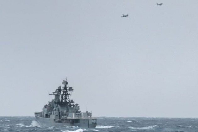 Tờ báo Nga cho rằng bất chấp việc tàu chiến của họ đang ở vùng biển trung lập, chiến đấu cơ của RAF đã có hành động khiêu khích khi bay rất gần, mặc dù các phi công biết rằng thủy thủ Nga có thể coi đây là nỗ lực tấn công.