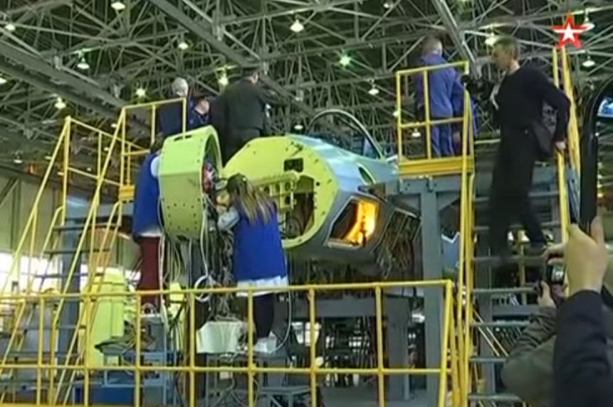 Tập đoàn Sukhoi xuất xưởng chiếc đầu tiên trong dây chuyền sản xuất hàng loạt Su-57 vào tháng 12 năm ngoái, nhưng chưa kịp bàn giao thì gặp sự cố trong quá trình thử nghiệm, khiến phi cơ bị phá hủy hoàn toàn. Tai nạn khiến Sukhoi phải chỉnh sửa dòng Su-57 và khiến tiến độ bàn giao tiêm kích bị chậm một năm. Tiêm kích đầu tiên được bàn giao cho quân đội Nga vẫn gắn động cơ Saturn 117S phát triển từ biến thể cho chiến đấu cơ đa năng Su-35S, do động cơ Izdeliye 30 tiên tiến hơn chưa được hoàn thiện.