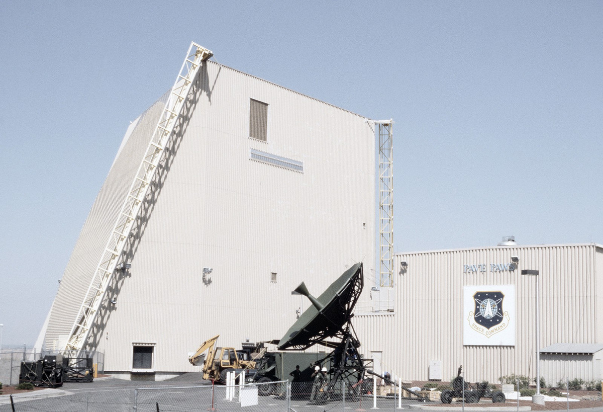 Hệ thống radar này có giá siêu đắt khi tổng trị giá lên tới 1,4 tỷ USD và từng trải qua hai lần nâng cấp. Việc được xây dựng nên núi cao giúp tổ hợp này theo dõi cả mục tiêu trên mặt biển, thay vì mục tiêu trên không như phiên bản triển khai tại Mỹ.