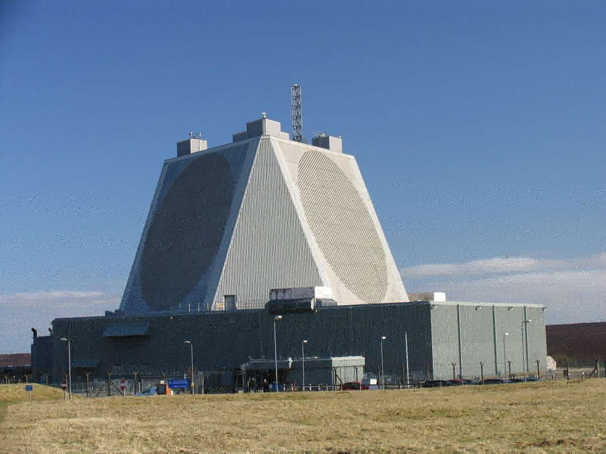 "Hòn đảo đã đầu tư nhiều nguồn lực lớn để bảo vệ cụm radar, trong đó có lá chắn tên lửa gồm hệ thống phòng không tầm xa Patriot III, tổ hợp phòng không nội địa Thiên Cung 2 và 3, máy bay cảnh báo sớm và các vũ khí phòng không tầm ngắn", ông Wang Kung-yi, người đứng đầu Hiệp hội Nghiên cứu Chiến lược Quốc tế Đài Loan, cho hay.