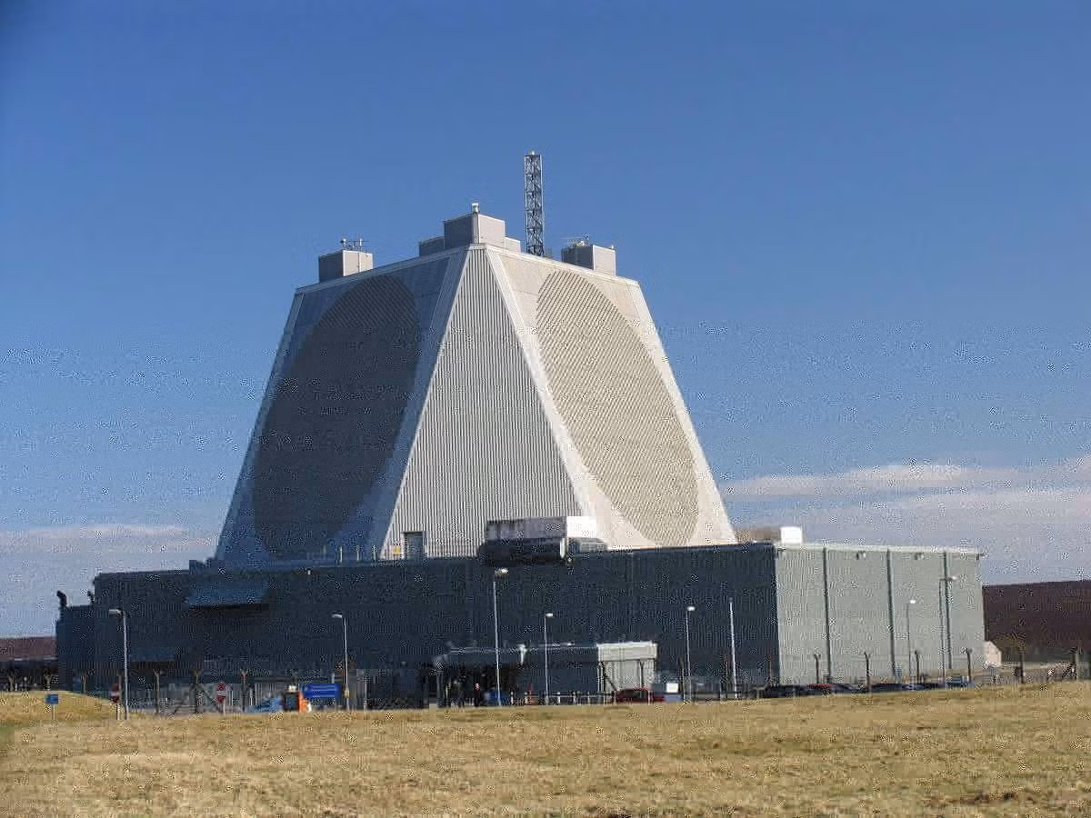 "Hòn đảo đã đầu tư nhiều nguồn lực lớn để bảo vệ cụm radar, trong đó có lá chắn tên lửa gồm hệ thống phòng không tầm xa Patriot III, tổ hợp phòng không nội địa Thiên Cung 2 và 3, máy bay cảnh báo sớm và các vũ khí phòng không tầm ngắn", ông Wang Kung-yi, người đứng đầu Hiệp hội Nghiên cứu Chiến lược Quốc tế Đài Loan, cho hay.