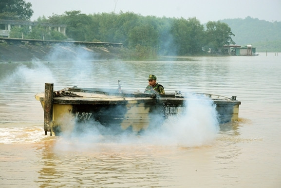 Ca nô đẩy cầu phao PMP.