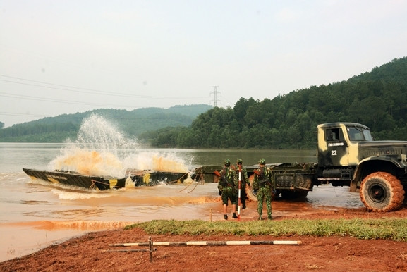 Huấn luyện bắc cầu bảo đảm vượt sông.