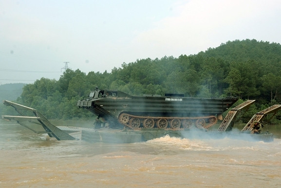 Khi phà tự hành xuống nước, hai thuyền ở trên nóc của phà sẽ được mở ra thông qua hệ thống nâng hạ bằng thủy lực. Người chỉ huy sẽ ra hiệu cho hai phà tiến sát lại nhau và liên kết lại thông qua các hệ thống chốt giữ đặc chủng. Sau đó các vệt cầu lên xuống được hạ. Khi các điều kiện đã ổn định, người chỉ huy cho phà vào sát bờ và sẵn sàng đón phương tiện lên phà, chở vượt qua chướng ngại nước.