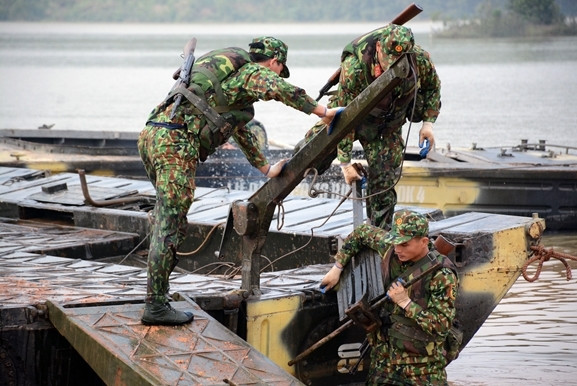 Huấn luyện vượt sông là nhiệm vụ khó khăn, phức tạp, đòi hỏi cán bộ, chiến sĩ phải có trình độ kỹ, chiến thuật, phối hợp hiệp đồng chặt chẽ.