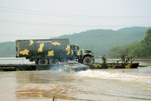 Huấn luyện bắc cầu, ghép phà để vận chuyển các loại binh khí, phương tiện kỹ thuật qua sông.