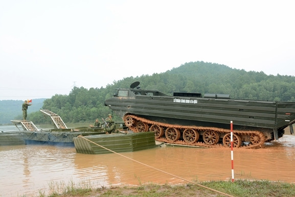 Phà tự hành GSP hoạt động và di chuyển dưới nước nhờ vào 2 chân vịt bố trí ở phía sau, tương tự như một ca nô quân sự khác. Tốc độ di chuyển dưới nước không tải vào khoảng 10-11km/h. Tốc độ di chuyển có tải dưới 52 tấn vào khoảng 6-8km/h. Phà có thể di chuyển trong điều kiện lưu tốc dòng chảy và lưu tốc nước nhỏ hơn 2,5m/giây trở xuống.