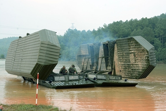 Huấn luyện ghép phà bằng xe bánh xích tự hành GSP. Phà tự hành GSP có tải trọng giới hạn 52 tấn. Trọng lượng phà (không có kíp sử dụng) vào khoảng 34,6 tấn. Phà có chiều dài 12m, có chiều rộng khi mở thuyền 12,63m, chiều rộng khi mở vệt cầu là 21,54m và sức nổi khi có tải của phà đạt 52 tấn.