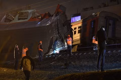 Hai doan tau cho gan 500 nguoi dam nhau o Moscow