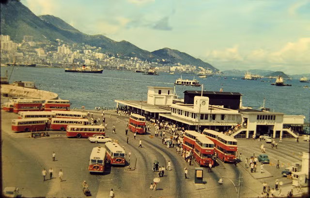 Một trạm trung chuyển xe buýt hai tầng ở Hồng Kông hồi đó.