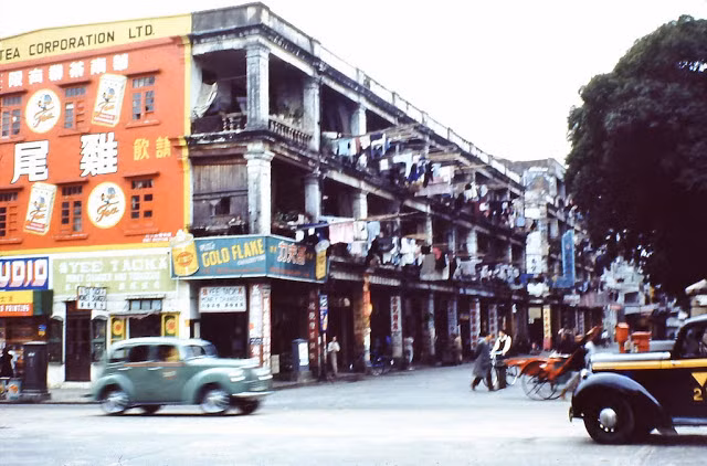 Một tòa nhà tập thể cũ nát dành cho tầng lớp lao động ở Hồng Kông.