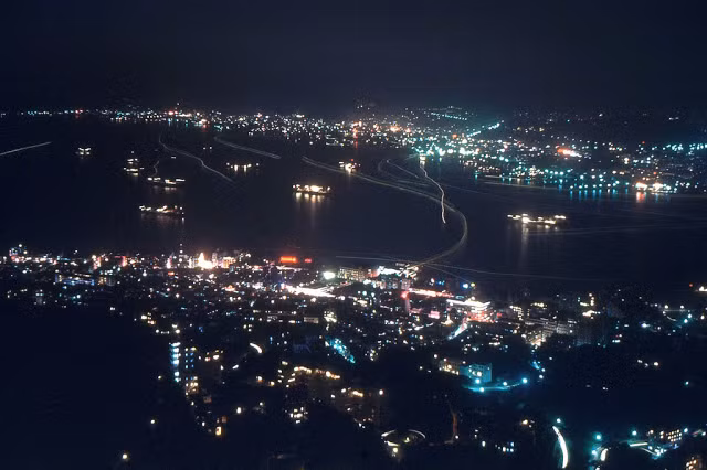 Hồng Kông rực sáng về đêm.