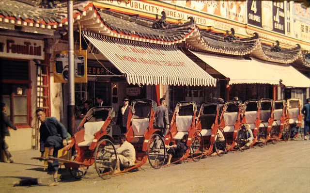 Dàn xe kéo tay chờ khách dọc bên lề đường.