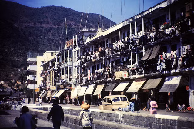 Quần áo phơi tràn lan bên ngoài một nhà chung cư cũ.