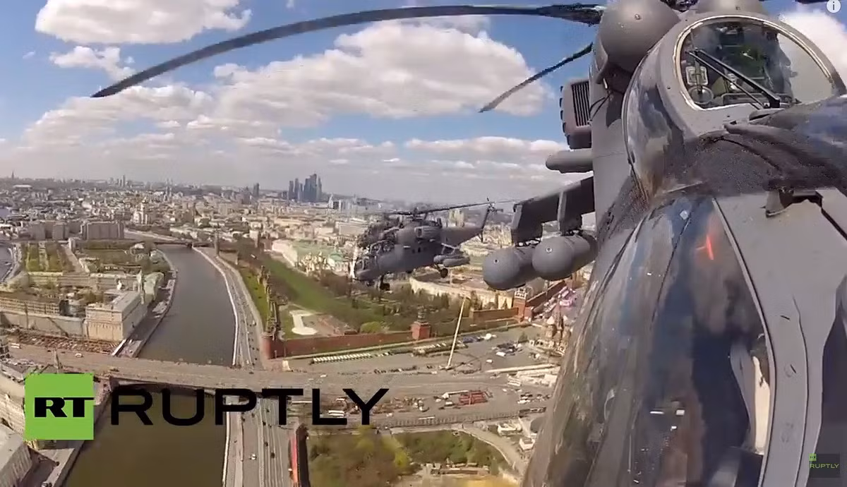 Tiếp đó là các loại trực thăng hiện đại nhất Không quân Nga như vận tải Mi-26, Mi-8; vũ trang Mi-35M, Mi-28NE, Ka-52. Ảnh: camera Gopro chụp cảnh đội hình trực thăng Mi-35M trên không.