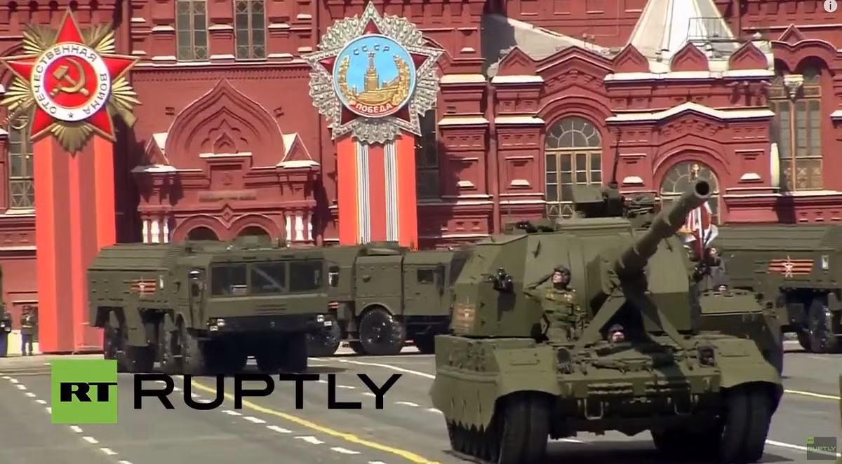 Có hai lựu pháo tự hành được giới thiệu trong cuộc duyệt binh lần này gồm: 2S19 Msta-S và 2S35 Koalitsiya-SV. Ảnh: 2S35 đang đi qua Quảng trường Đỏ, tiếp sau đó là đội hình xe phóng tổ hợp tên lửa Iskander-M.