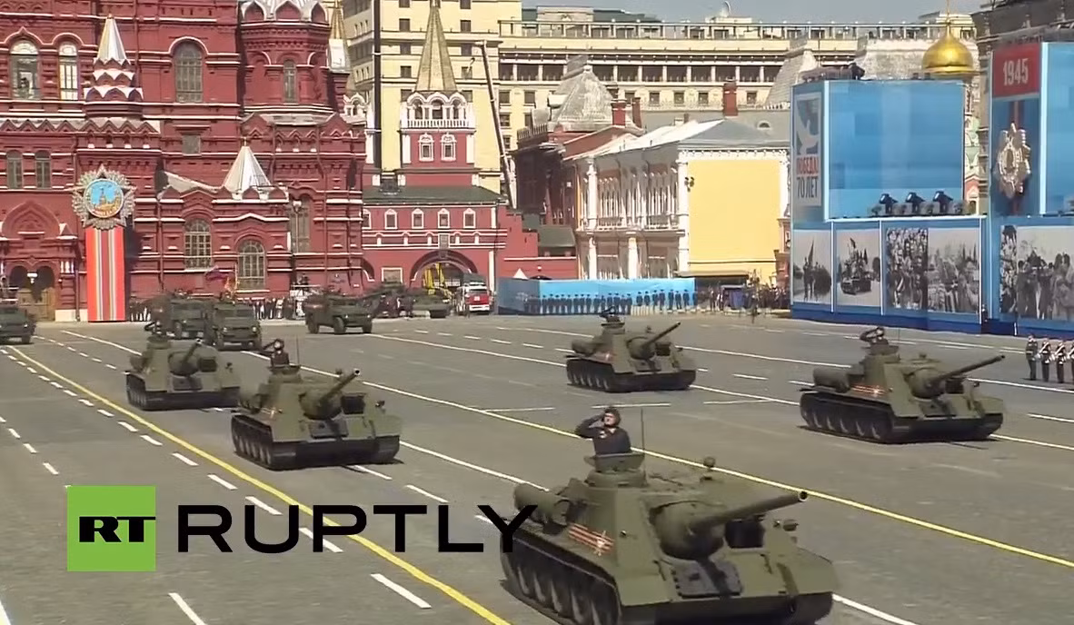 Tiếp đó là đội hình khẩu pháo tự hành diệt tăng SU-100, với pháo 100mm loại vũ khí này có thể chọc thủng giáp tăng hạng nặng của Đức. Đây cũng là một trong những vũ khí tiêu biểu của Liên Xô trong CTTG II.