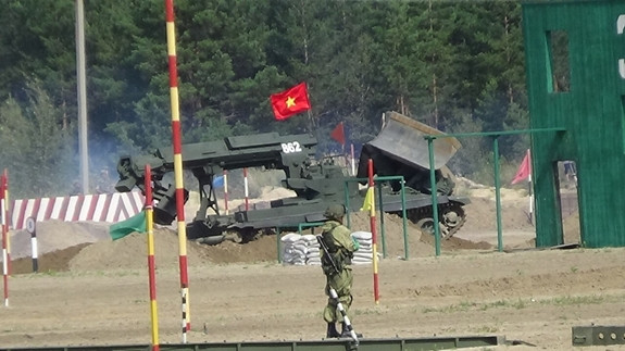 Kíp húc BAT đang thực hiện phần thi phá dỡ vật cản.