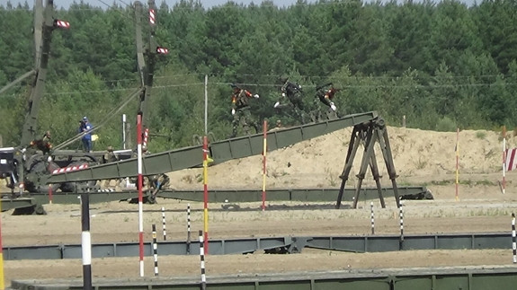 Tổ bắc cầu cứng TMM làm nhiệm vụ.