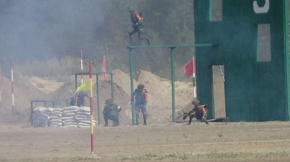 . Tổ Công binh xung kích là tổ đầu tiên xuất phát thi đấu với nội dung vượt vật cản. 4 thành viên của Tổ phải chạy quãng được dài 152 mét kể từ điểm đổ bộ trực thăng tới khi hết các vật cản gồm: hàng rào, cầu treo, tường lưới và mặt trước nhà 2 tầng. Đổ bộ từ trực thăng ở khoảng cách 8 đến 10 mét, Tổ Công binh xung kích phải thực hiện nhiều kỹ-chiến thuật của bộ đội Đặc công, có độ khó nhất định và đòi hỏi nhiều thể lực, sức bền. Tiếp theo sẽ là phần thi của các tổ làm nhiệm vụ khắc phục bãi mìn, bắc cầu cứng TMM, rà phá bom mìn IRM và kíp húc BAT.