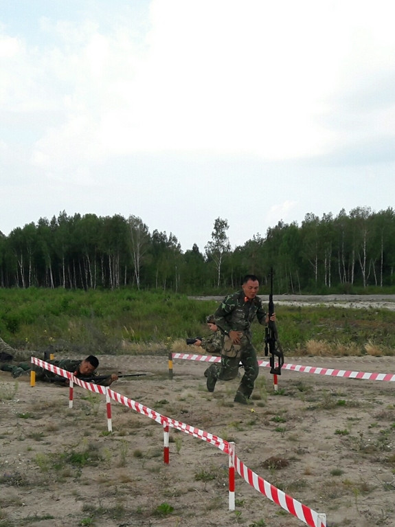 Bài thi thứ 3 là bắn ban đêm, theo đó, 1 xạ thủ bắn, 1 xạ thủ làm giá súng và bắn bia số 4 có các vòng tính điểm với cự ly đến 500m. Bài thi thứ 4 là tìm bia của mình. Xạ thủ thứ nhất bắn bia là quả bóng kích thước 25cm ở cự ly 300-400m. Bắn vỡ quả bóng thì sẽ biết màu sắc 4 bia mà xạ thủ thứ 2 phải tiêu diệt. Các bia có màu sắc khác nhau được bố trí xen kẽ ở các cự ly khác nhau từ 300m đến 600m. Nếu bắn nhầm màu bia là phạm quy và bị xếp cuối bài bắn. Bài thi thứ 5 là truy bắt. Hai xạ thủ phải phối hợp tiêu diệt 5 bia khác nhau, trong đó có 2 bia di động có kích thước 20×30, chạy với tốc độ 8-12km/h ở độ cao khác nhau.