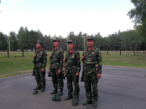 Bài thi thứ 6 là tiêu diệt 6 mục tiêu ẩn hiện trong 30 giây. Các xạ thủ phải phối hợp tiêu diệt các mục tiêu càng nhanh càng tốt khi bia hiện lên. Bài thi thứ 7 là Rút lui. Hai xạ thủ phải tiêu diệt 3 bia bằng súng bắn tỉa SVD ở khoảng cách khác nhau từ 400m đến 700m. Sau đó rút lui trên quãng đường 300m, trườn qua hàng rào dây thép gai, khiêng vật nặng 80kg... đến vị trí bắn súng AK74 và súng ngắn để tiêu diệt 8bia AK và 3 bia súng ngắn ở khoảng cách từ 25-100m.